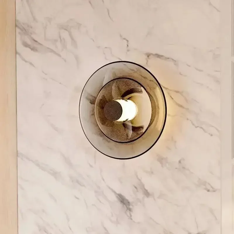 Lámpara Led de pared con disco de vidrio ámbar minimalista, accesorio de iluminación para decoración interior del hogar, moderno, dorado y negro, para dormitorio y sala de estar