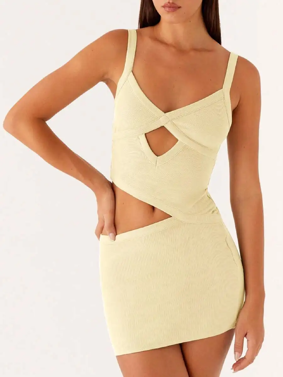 

Кремовое мини-платье с вырезами, на тонких бретелях и с V-образным вырезом, облегающего кроя.