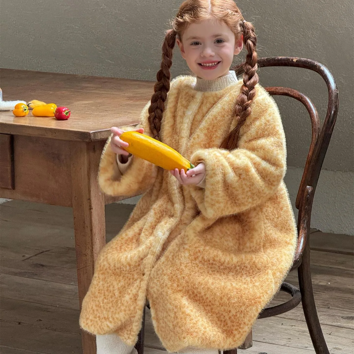 

Корейская модная универсальная детская одежда, новинка зимы 2025 года, пальто для девочек, желтый меховой свитер, свободный длинный теплый свитер