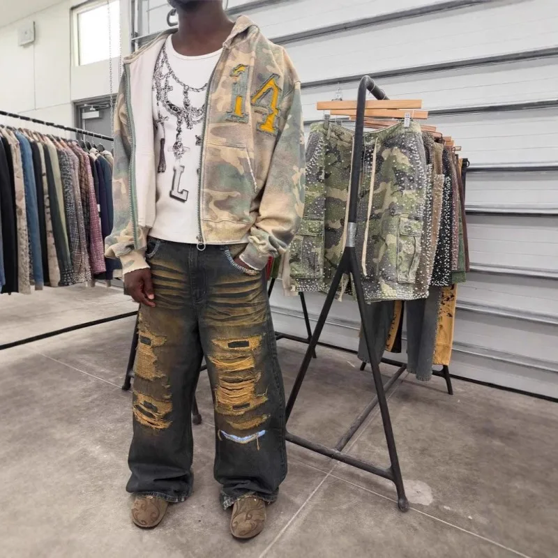 Krótka bluza z kapturem na zamek w kamuflażowy wzór leoparda, damska kurtka z haftem i efektem postarzenia, styl Y2K streetwear vintage casual.