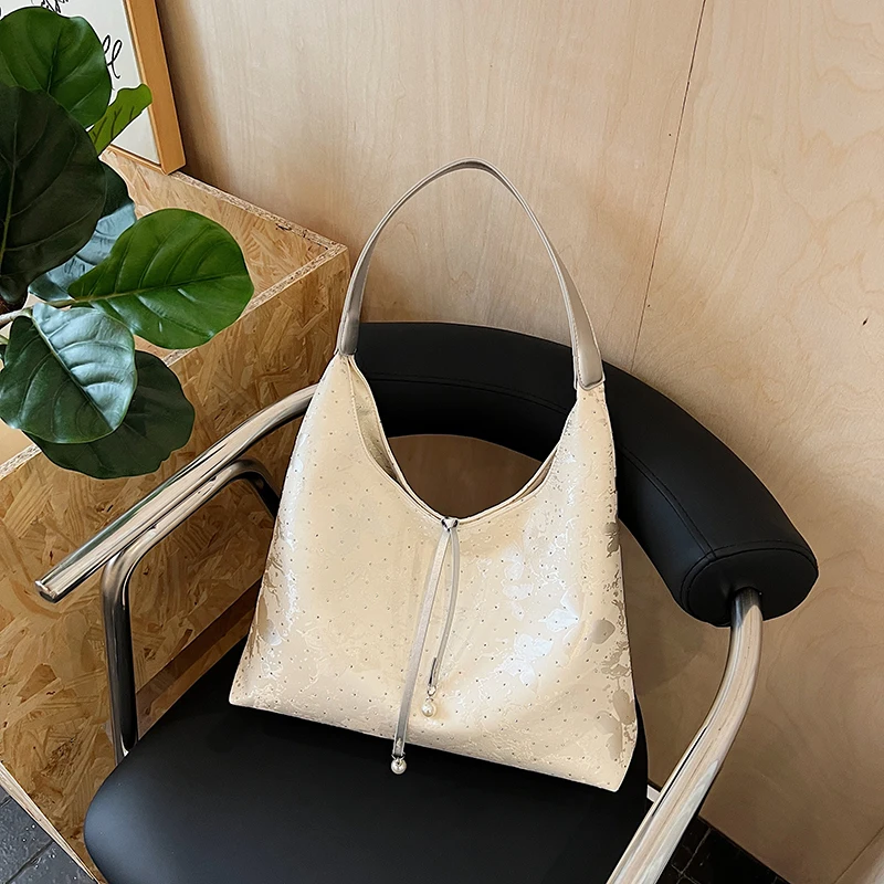 

Новые однотонные повседневные милые сумки на плечо большой вместимости, 2025 г., высококачественные простые универсальные женские сумки в стиле ретро для поездок на работу