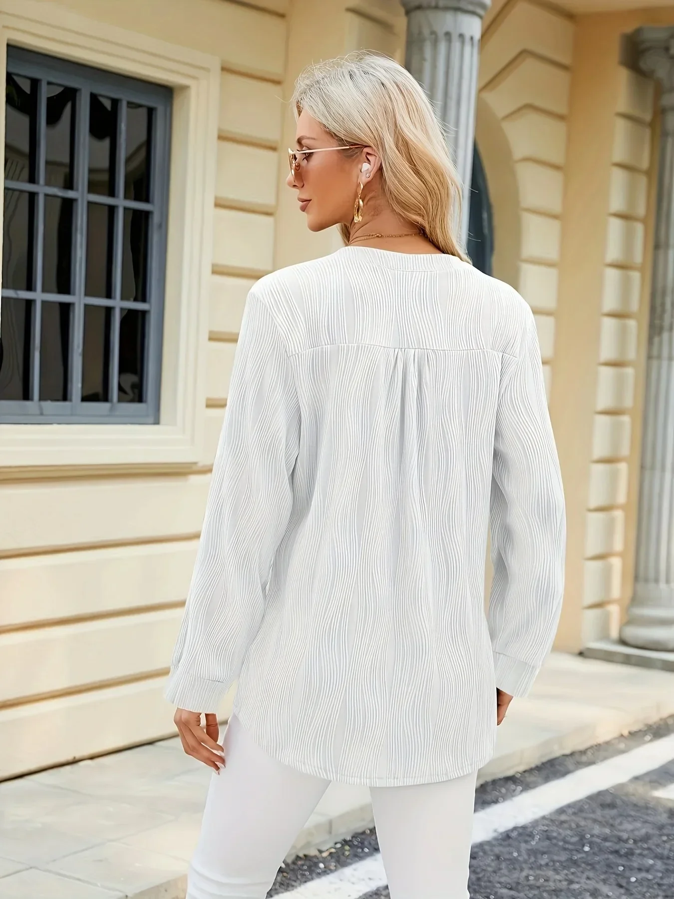 Wiosenno-letnia nowa, jednokolorowa koszula damska z dekoltem w szpic i zapinana na guziki