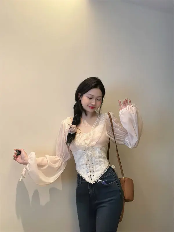 

Короткий дизайн с милым темпераментом, кружевная лоскутная шифоновая рубашка, женская рубашка с воротником, дизайнерская ниша с коротким рукавом-пузырьком