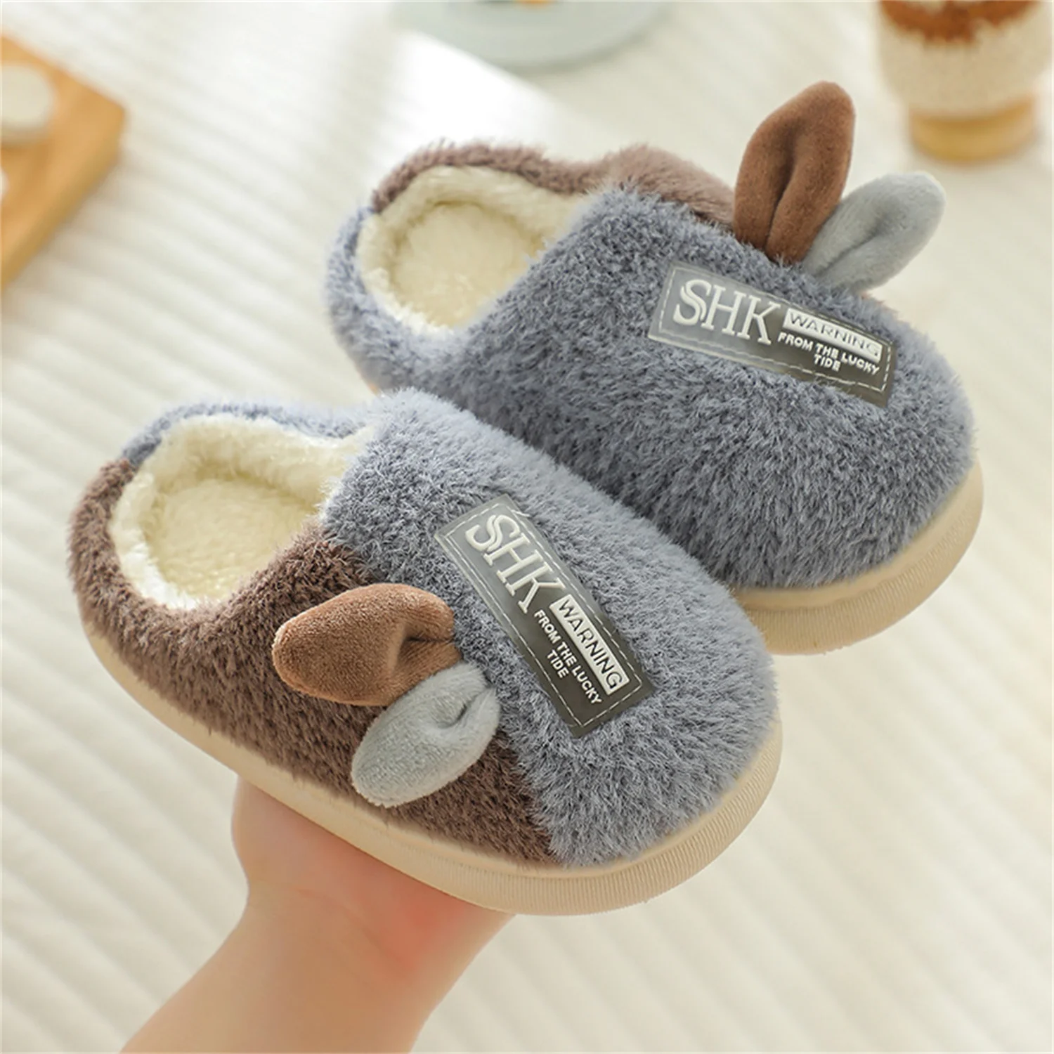 Children's cotton slippers, parent-child shoes, plush and thickened soft soles, fashionable cartoon at home, boys and girls, chi