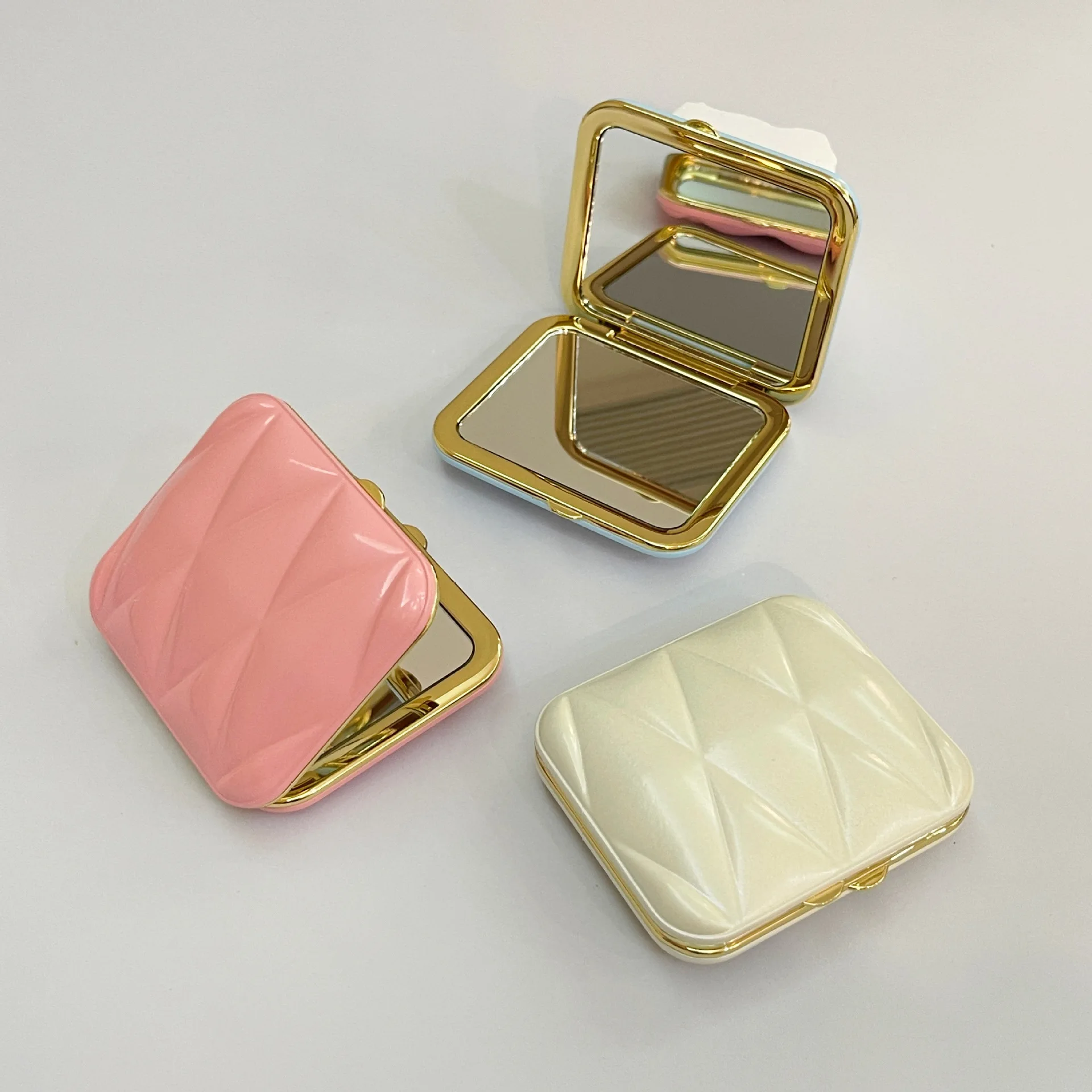 Dwustronne lusterko ręczne, mini przenośne minimalistyczne lusterko składane, lusterko do makijażu na biurko do wyjścia, niełatwe do uszkodzenia.