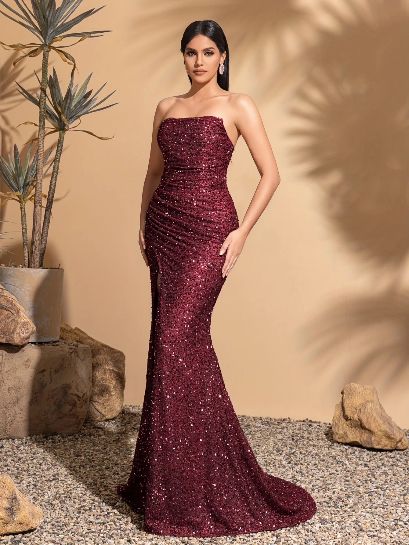 Paillettenbesetztes, einfarbiges Abendkleid mit Schlitz und trägerlosem Oberteil – Detail 13