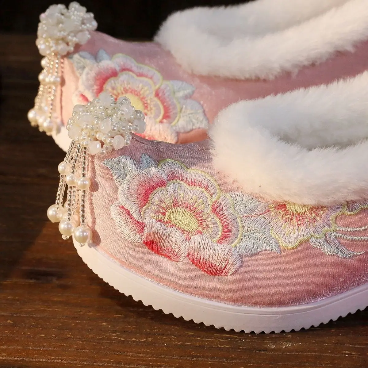 New Fleece Lined Hanfu Shoes Women Curled Toe Pearl Embroidered Height Increase Xiuhe Wedding Chinese Ancient Style Shoes