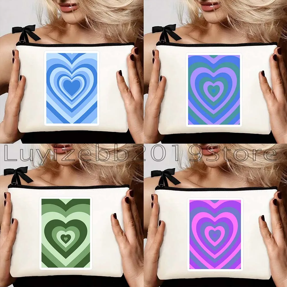 

Эстетичные косметички-пеналы с сердечками для девочек: розовые, синие, зеленые, на молнии, для макияжа и туалетных принадлежностей