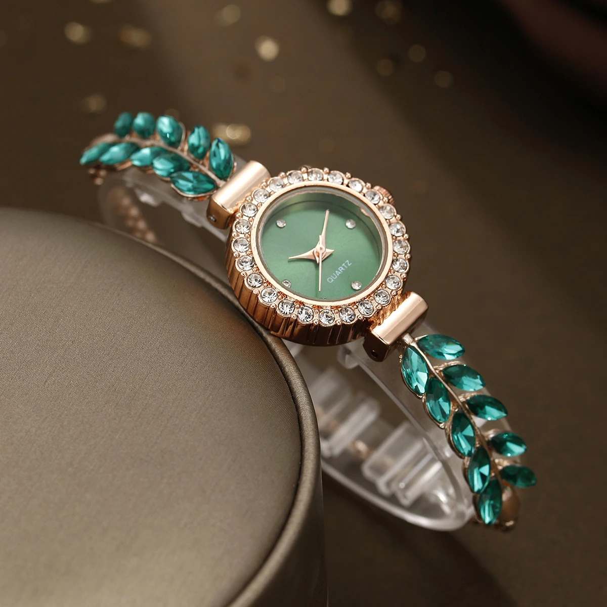 5pcs women\'s new fashionable trend diamond inlaid versatile alloy bracelet watch quartz watch