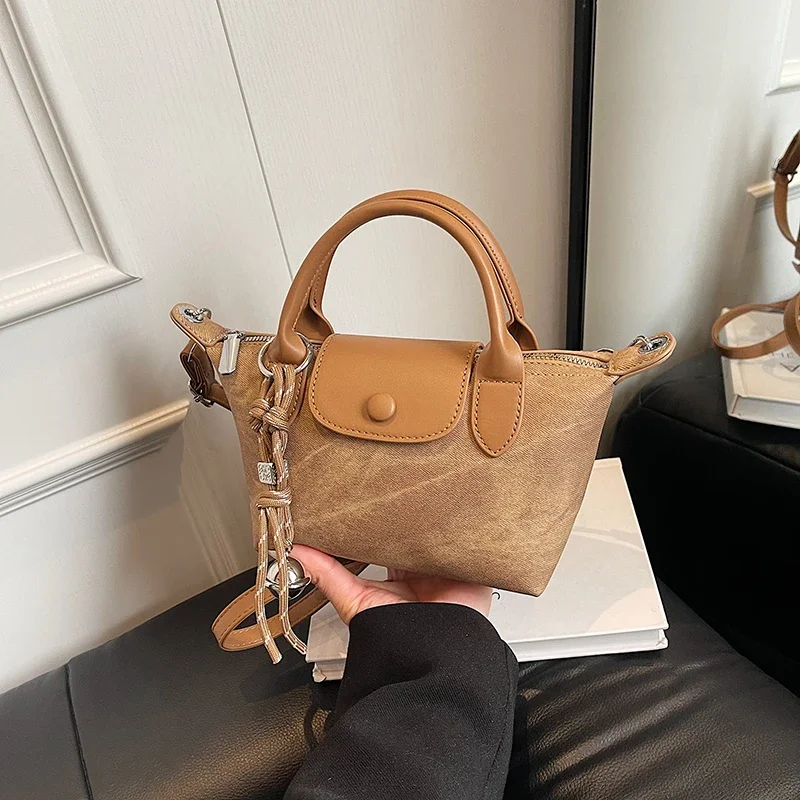 Elegancka torebka damska w stylu vintage, skórzana torba typu tote, klasyczna damska torba na ramię z mosiężnymi nóżkami i górnym uchwytem.