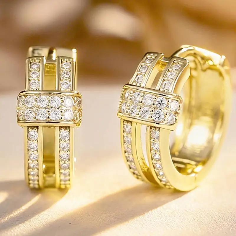 Huitan Edle Damen-Creolen in Goldfarbe, bezaubernde Party- und Hochzeitsaccessoires, trendiger, mit brillanten CZ-Steinen besetzter Schmuck für den Verlobungsfeierlichkeiten