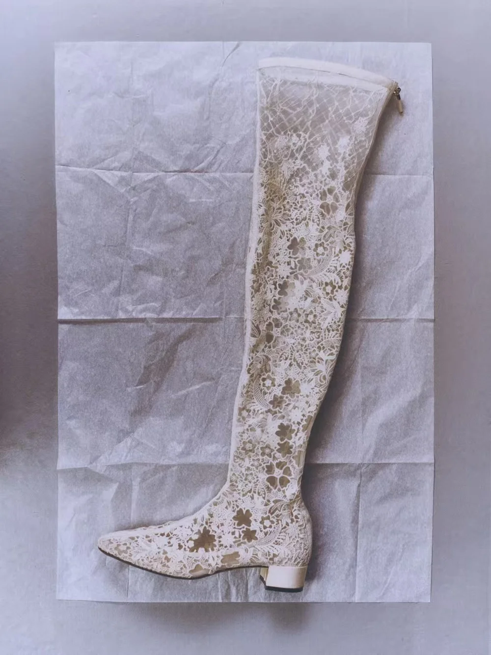 أحذية عاجية من الدانتيل فوق الركبة بكعب منخفض أنيق بمقدمة مدببة أحذية قماشية معقدة شفافة لمظهر الزفاف غريب الأطوار