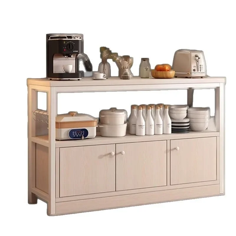 

Боковой шкаф, встроенный шкаф для хранения у стены. Бытовое кухонное хранилище.