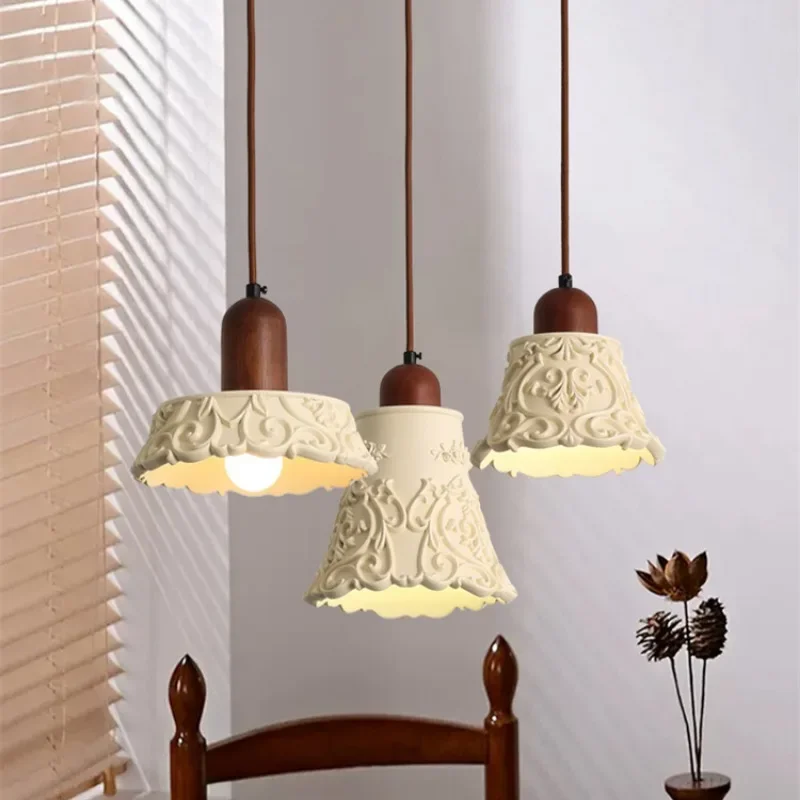 Medium Antique Creative Corridor Bedroom Bedside Chandelier Retro Room Decorative Lamp French Resin Engraved Flower Lamp