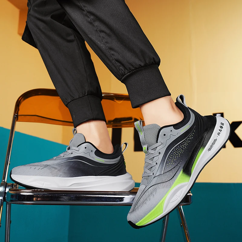 

New lightweight glow-in-the-dark running shoes for students racing carbon plate shock-absorbing resilient marathon sneakers