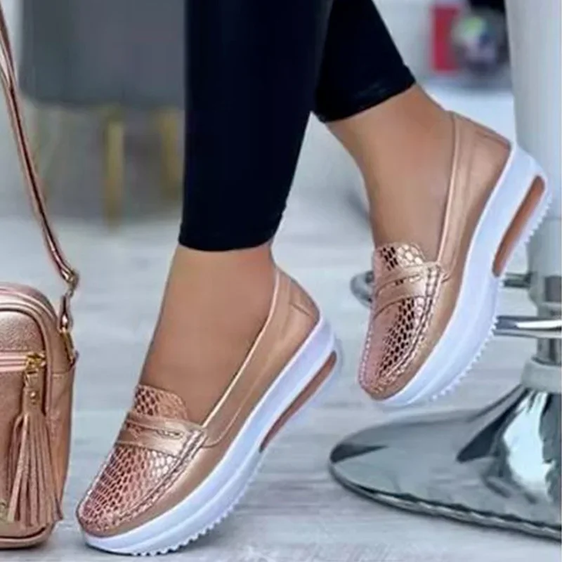 2024 nuove scarpe da ginnastica da donna in pelle moda scarpe con zeppa mocassini Casual traspiranti Zapatos De Mujer scarpe per scarpe con plateau da donna