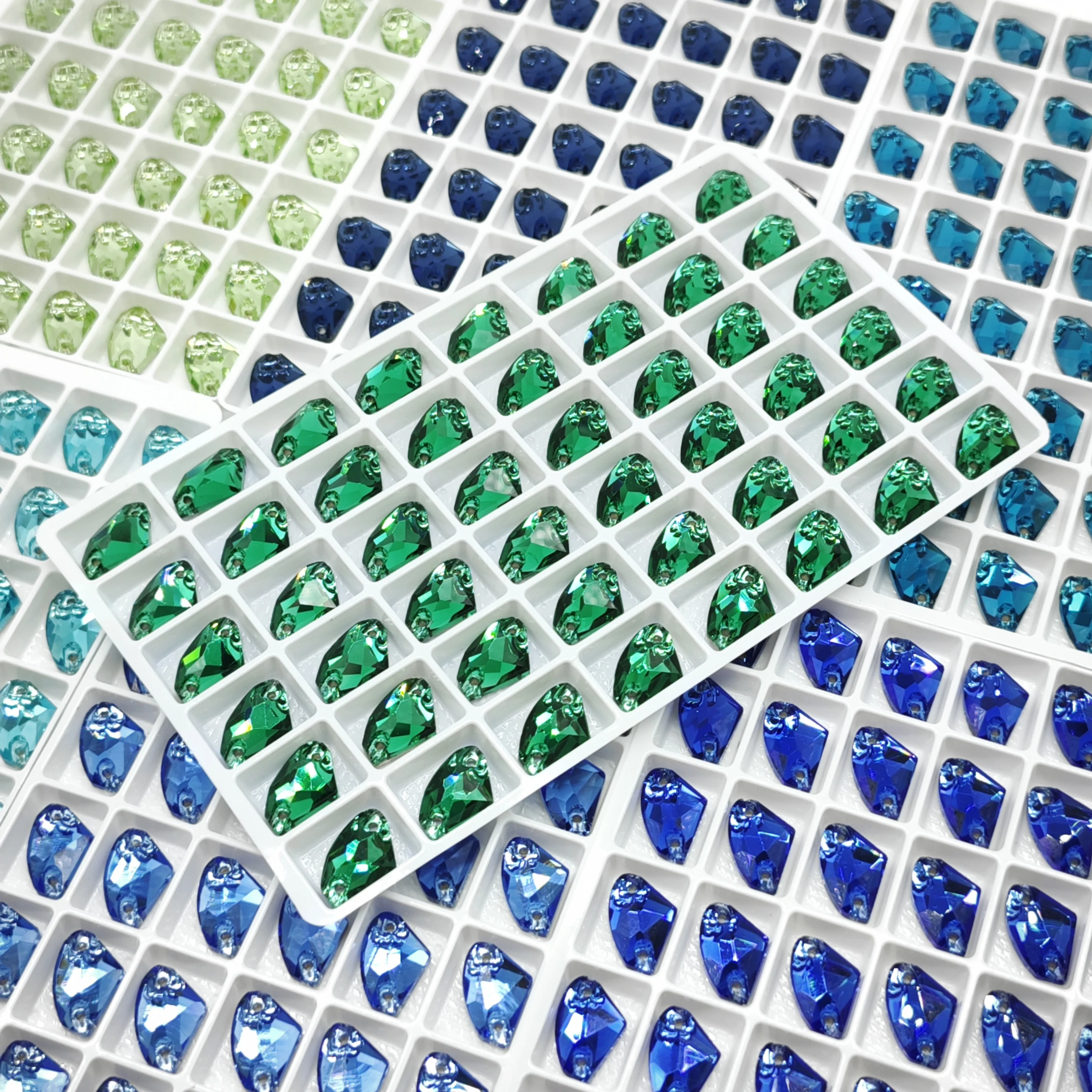 5A abgeschrägte Glas-Strasssteine zum Aufnähen, goldene Rückseite, galaktisch, 9 x 14 mm, 48 Stück/Paket, lose Nähen, flache Rückseite für DIY-Kleidungsstücke und Schuhtaschen