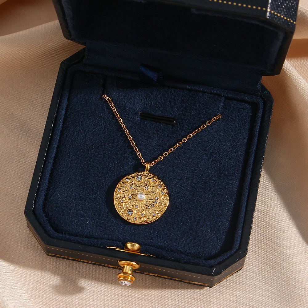 E.B.belle Design Elegancki naszyjnik z perłami i kryształami w kształcie księżyca w stylu vintage z nieregularną powierzchnią Naszyjnik na monety ze stali nierdzewnej dla kobiet