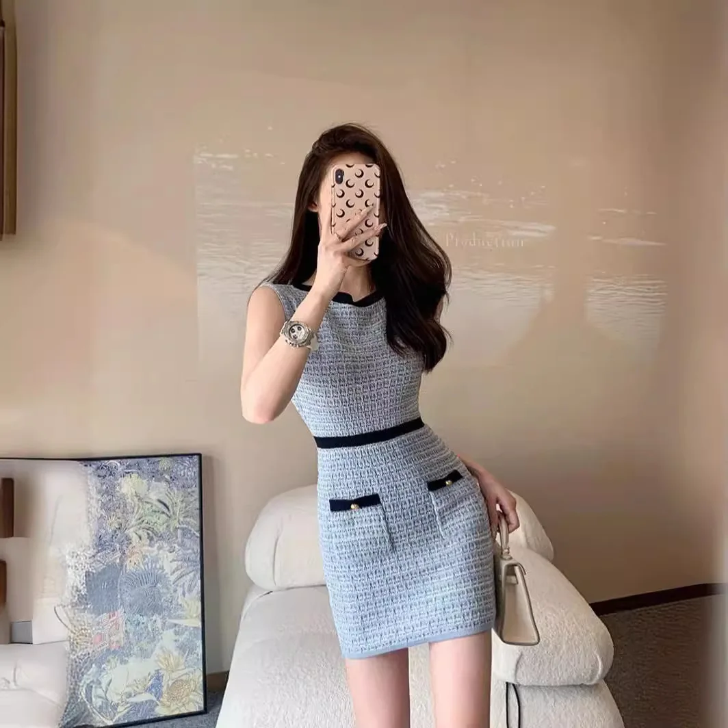 Knitted dress women's 2024 new French simple contrast knitted vest temperament advanced sense of waist slimming bag hip skirt