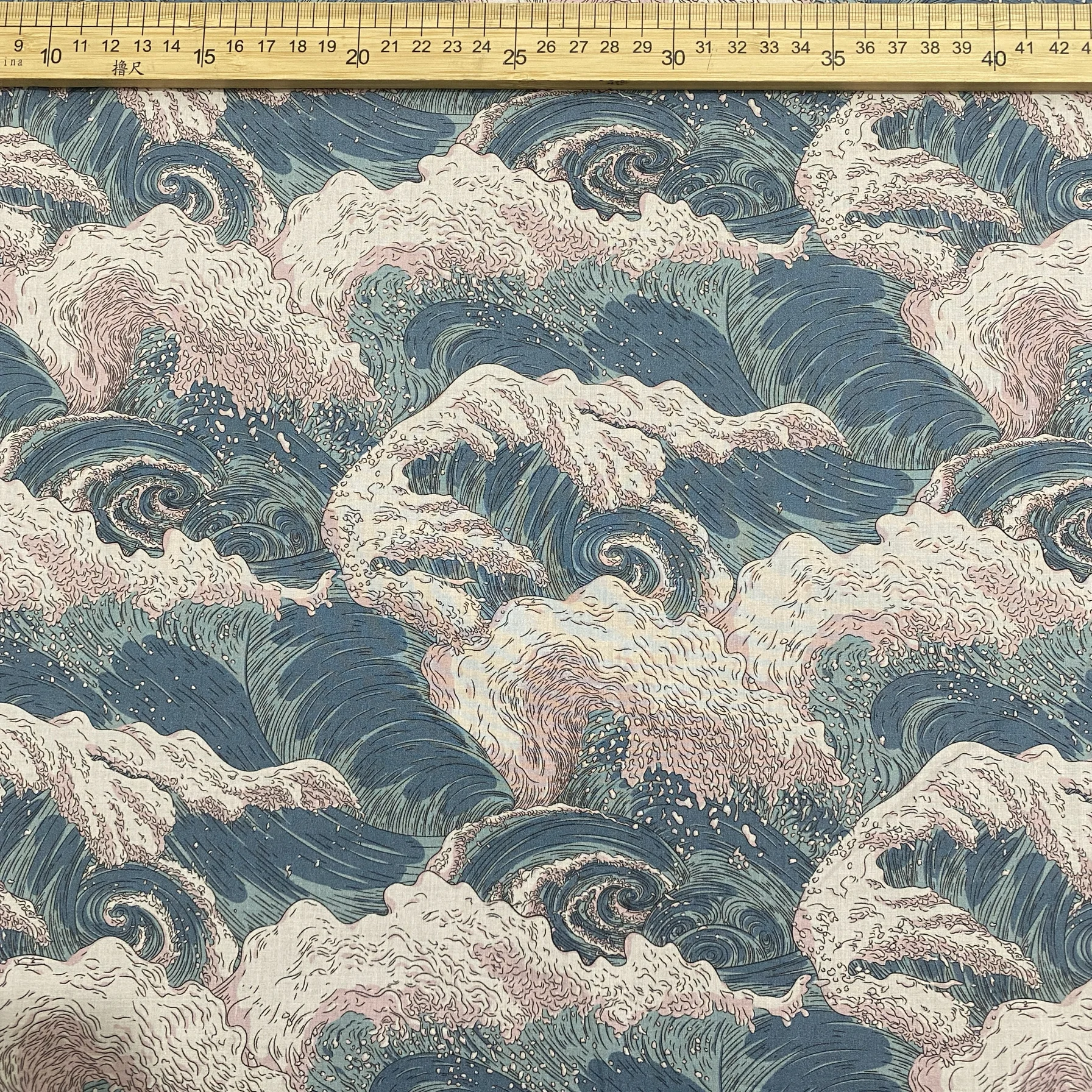 

Утолщенная ткань из длинноволокнистого хлопка 80-го номера, 100% хлопок, волнообразная, отечественного производства, мягкая и тонкая.