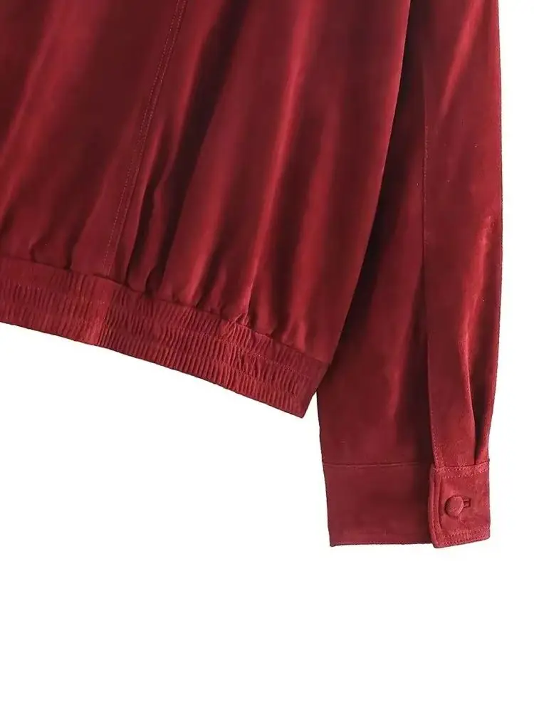 Damska kurtka w stylu casual z kołnierzykiem, długimi rękawami, dwurzędowym zapięciem, ozdobnymi kieszeniami, luźna, krótka, jednolita.