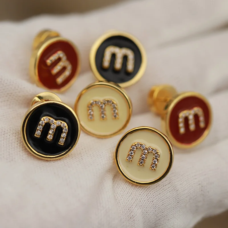 New Sight Design Classic Oil Crystal Letter M Stud Earrings for Women Fashion Brand Brand Metal Round Jewelry Earrings Gift