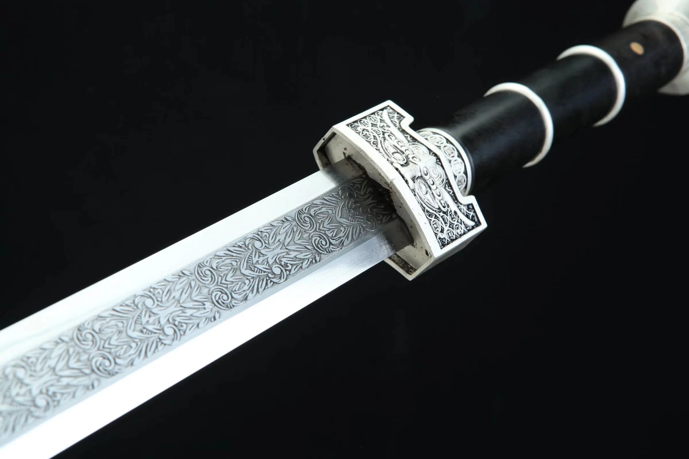 78cm Ebony sheath Samurai Sword - Carbon steel blade, sharp katana. Gift for martial arts enthusiasts who love ninjutsu. combat