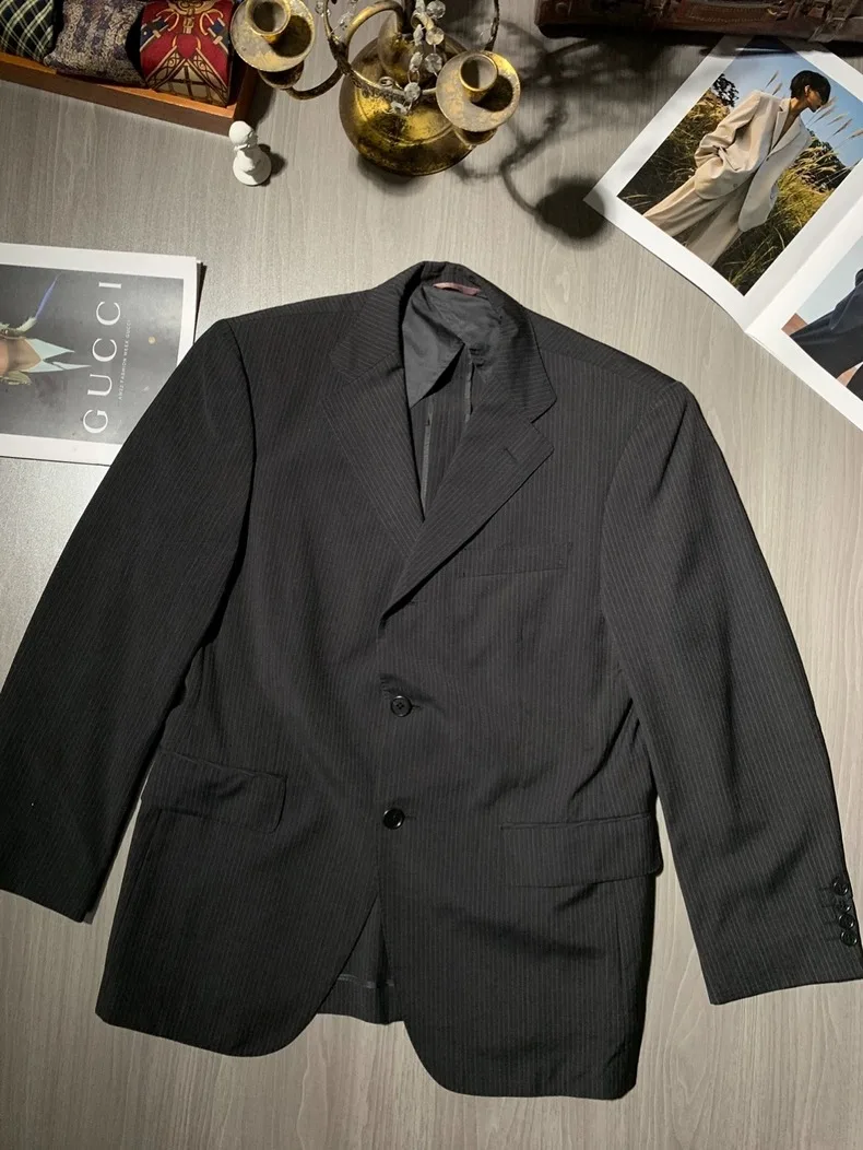 Unleash your style potential in this suit jacket. Trendy, comfortable, a must-have 29-56 4525