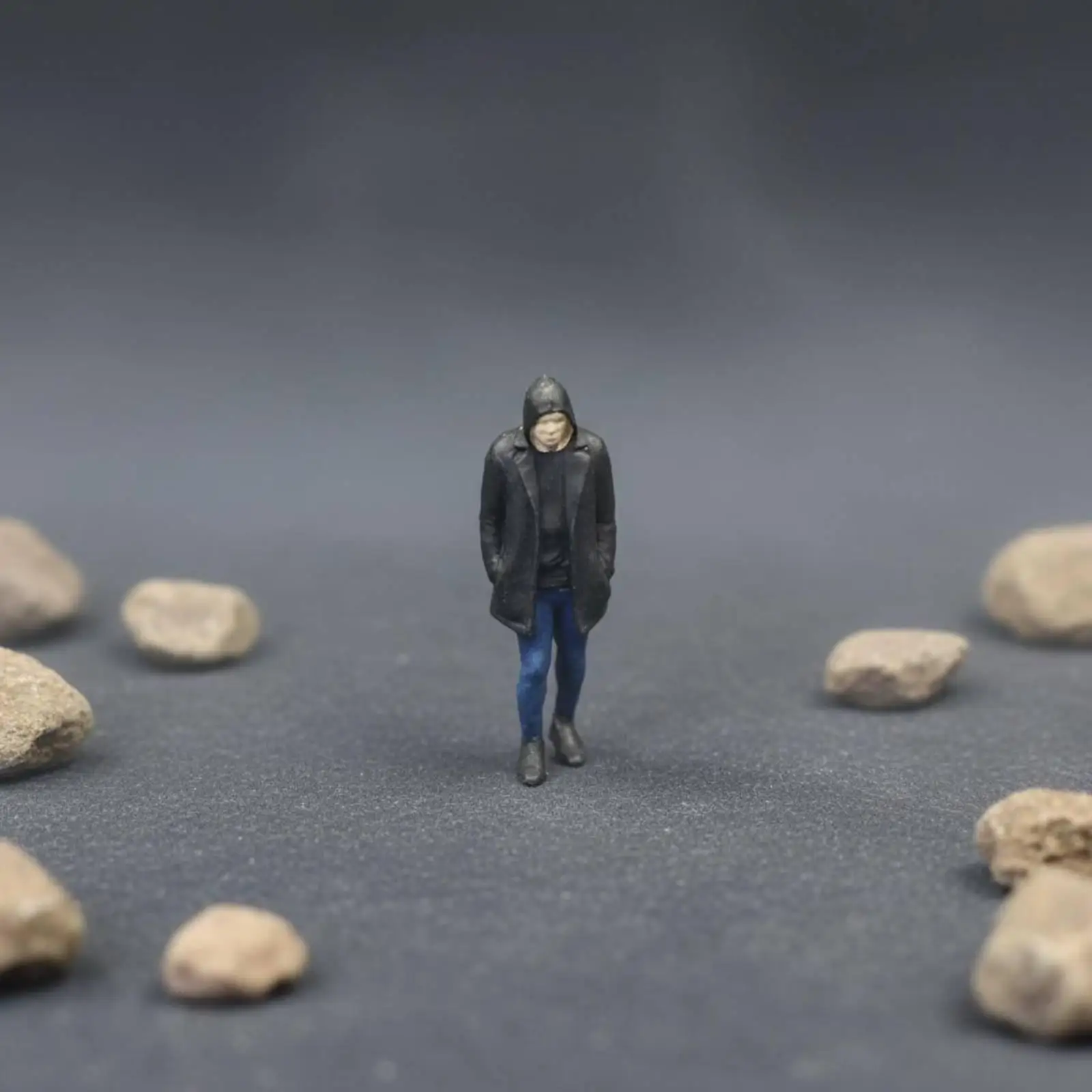 Miniature Hooded Figure Resin Statue Painted Character Model for Diorama Street Scene Desk Decor