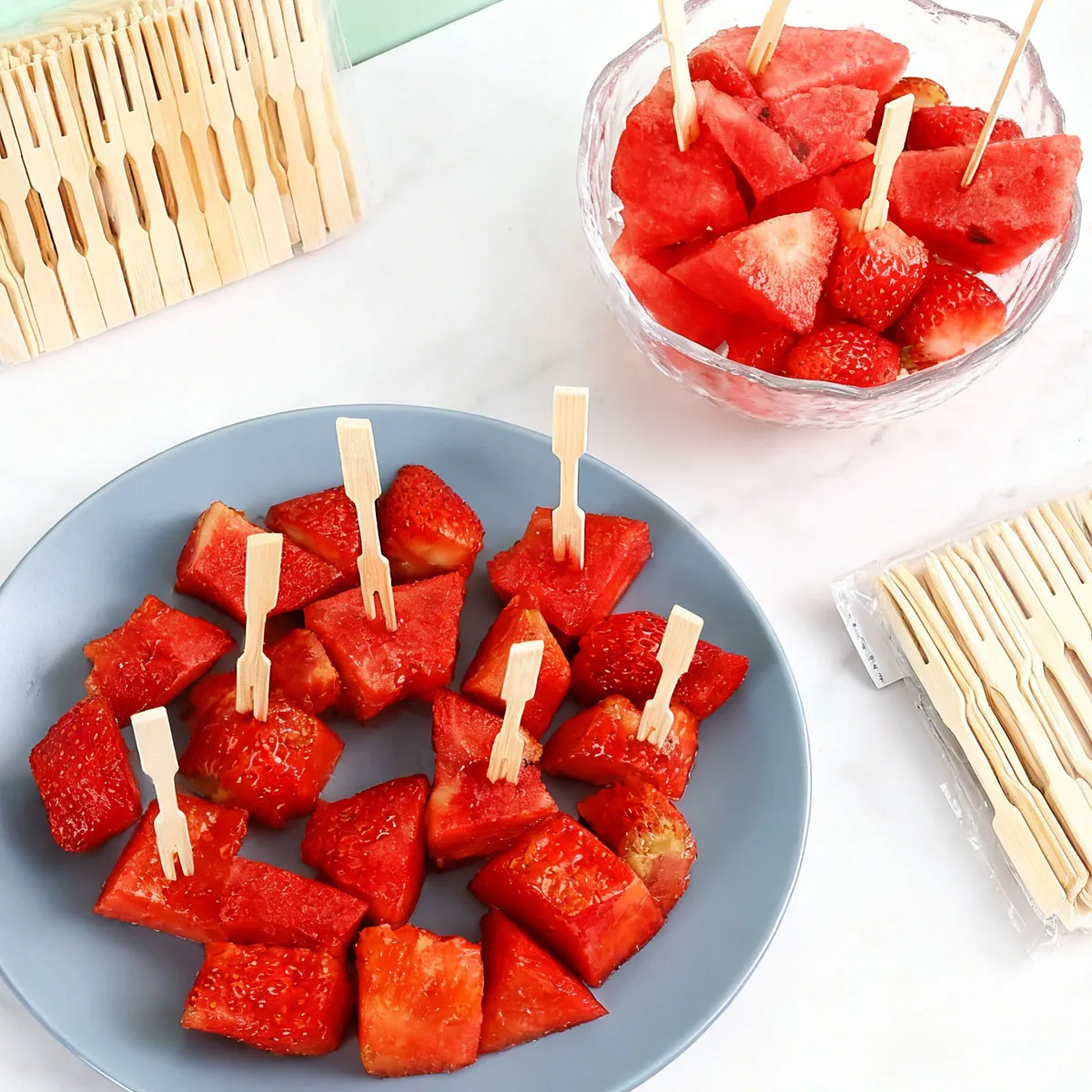80 Uds. De selecciones de pastel desechables, tenedor de fruta, tenedor de bambú para fruta, Mini tenedores de cóctel, suministros de fiesta para postre y aperitivo