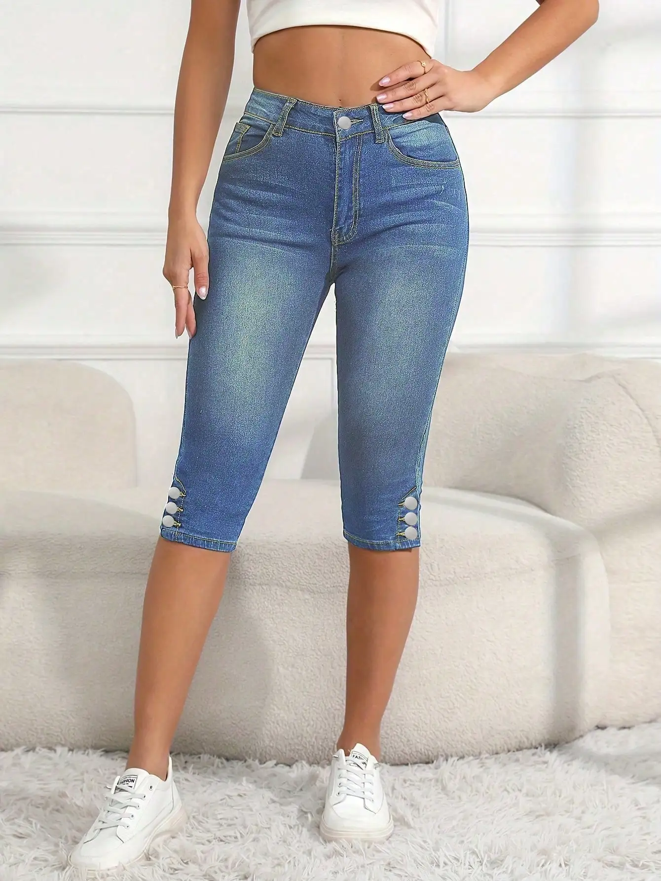 

WGXWGX Women's High-Waisted Slim Fit Denim Capri Pants Button Accent Knee-Length Jeans Light Wash Casual Summer Trousers