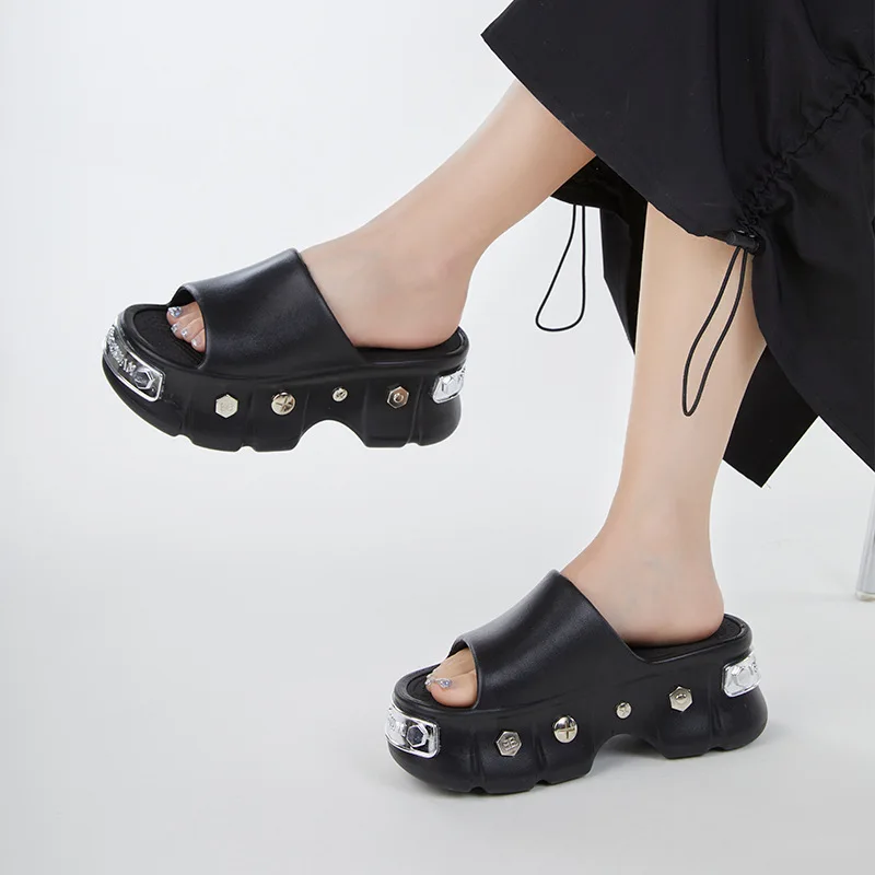 7.0 รองเท้าแตะด้านล่างหนาสุดเท่สําหรับผู้หญิงในฤดูร้อน ชายหาด และริมทะเล กันลื่น ทันสมัย เพิ่มความสูง เหนียบ