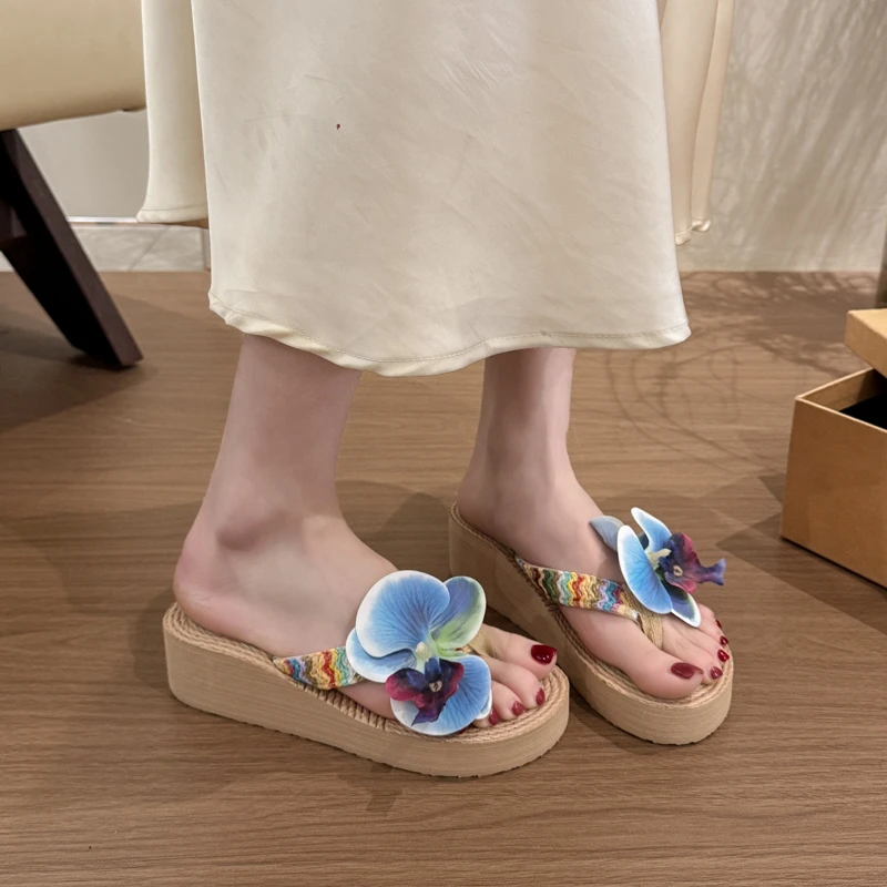

Новые летние пляжные шлепанцы в этническом стиле из искусственной соломки на платформе, модные, нескользящие, с цветочным декором