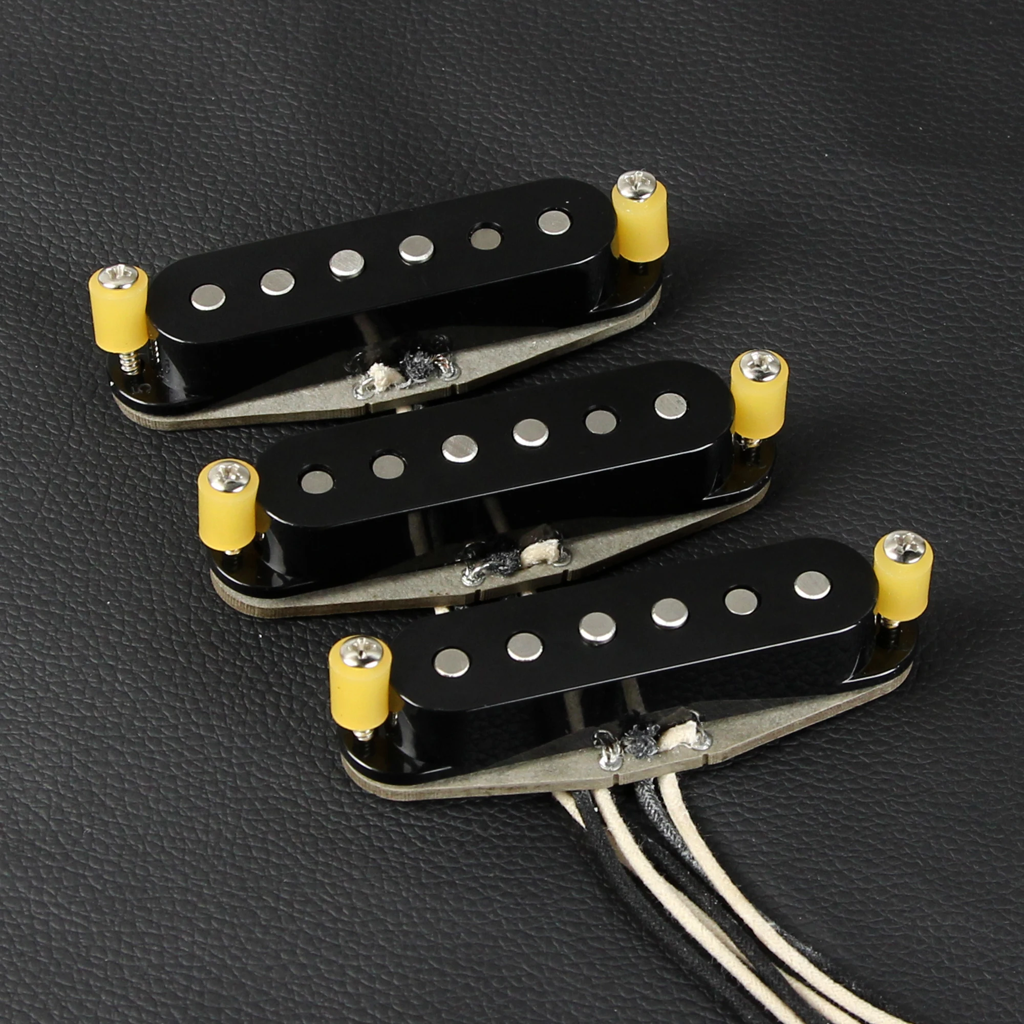 

FLEOR 3PCS Single Coil Pickup Alnico 5 Handwound SSS ST Electric Guitar Pickups NMB Set Staggered 52mm Pole- Black