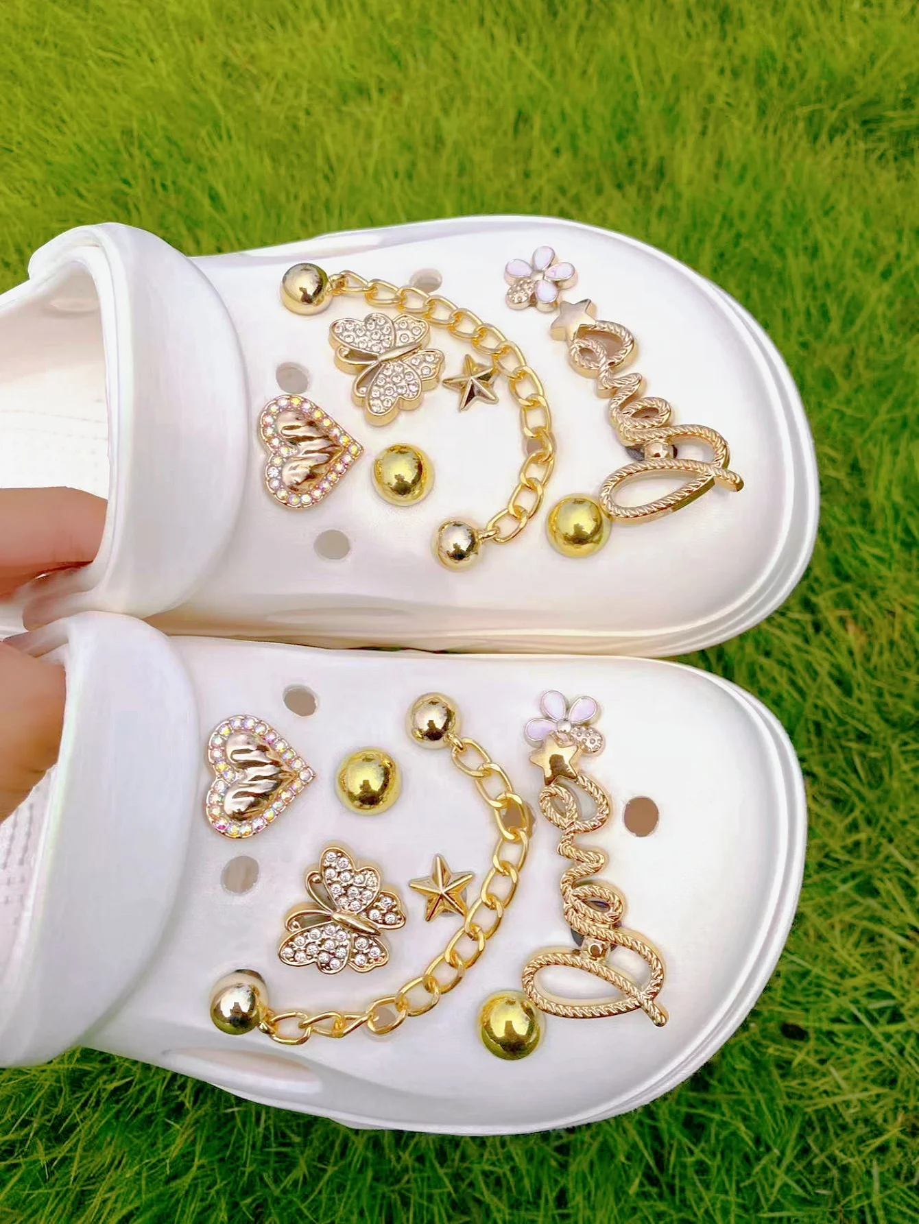 16 زخرفة بإبزيم حذاء DIY بأحرف ذهبية وخرز الفراشة والقلوب وما إلى ذلك. إكسسوارات مشبك أحذية متعددة الوظائف للنساء