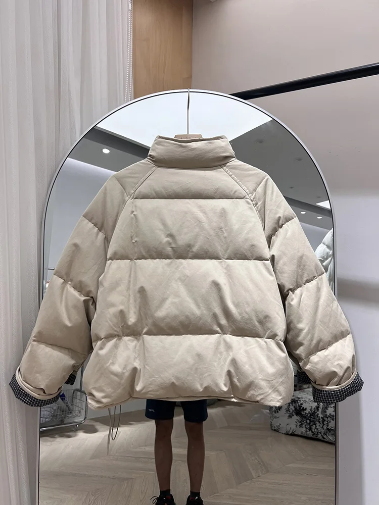 سترة بياقة واقفة للنساء 2025 النسخة الكورية الجديدة نمط قصير متقلب الربط الخبز الأبيض بطة أسفل سترة