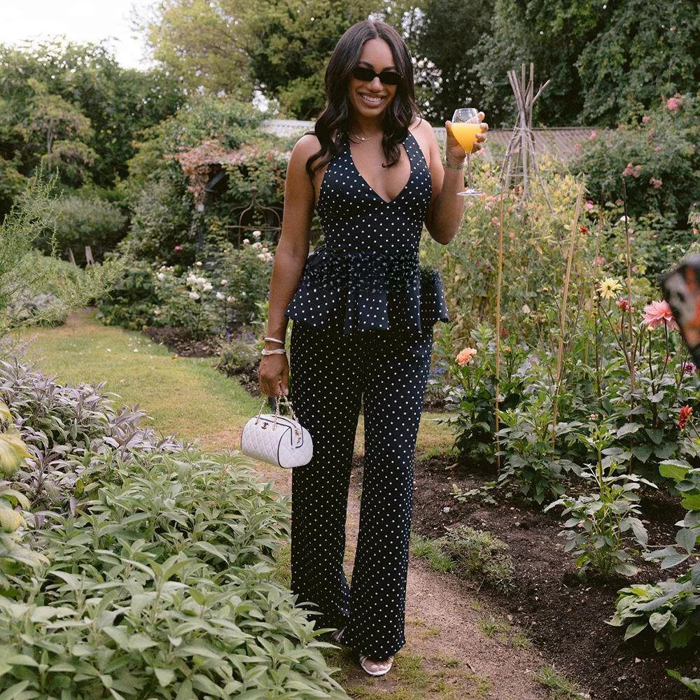 

Комплект: брюки Cleanfit с широкими штанинами и принтом в горошек и топ с вырезом халтер. Модный и элегантный повседневный женский комплект для весны и лета.