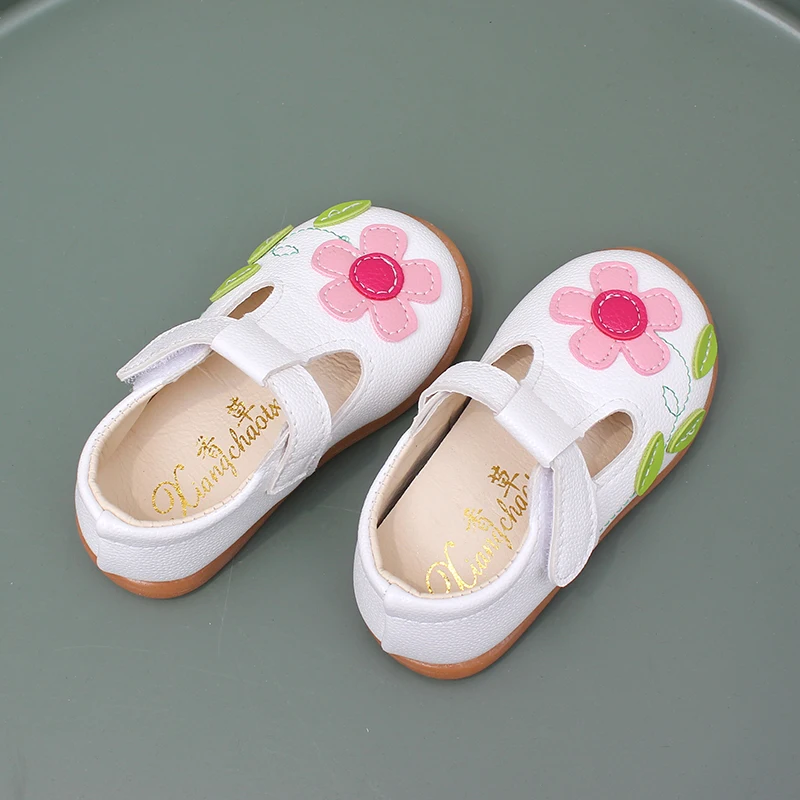 Sandali per ragazze fiori dolci morbidi scarpe da spiaggia per bambini 2024 sandali floreali estivi per bambini principessa moda carina di alta