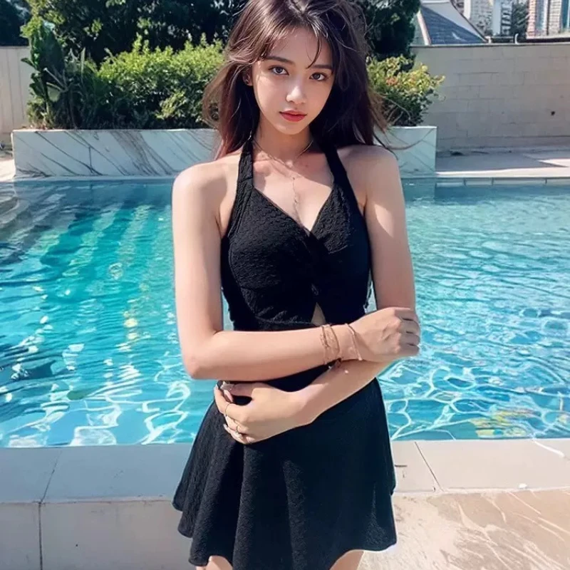 ชุดว่ายน้ําสีดําชุดใหม่สาวเซ็กซี่สายคล้องคอสั้นชุดว่ายน้ําบิกินี่เอว Hot Spring Gathering ชุดว่ายน้ําชิ้นเดียว