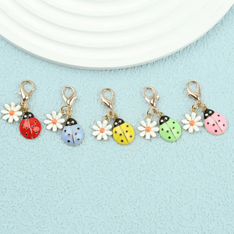 5Only/10Cute ladybug and daisy keychain set - Zinc alloy hook，Equipped with a carabiner hook，Very suitable for men's accessories