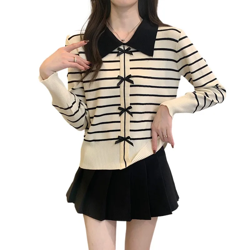 Pullover a righe da donna in stile francese Gentle Lazy Lady camicia con colletto rovesciato con fiocco lavorato a maglia maglione femminile primavera 2024