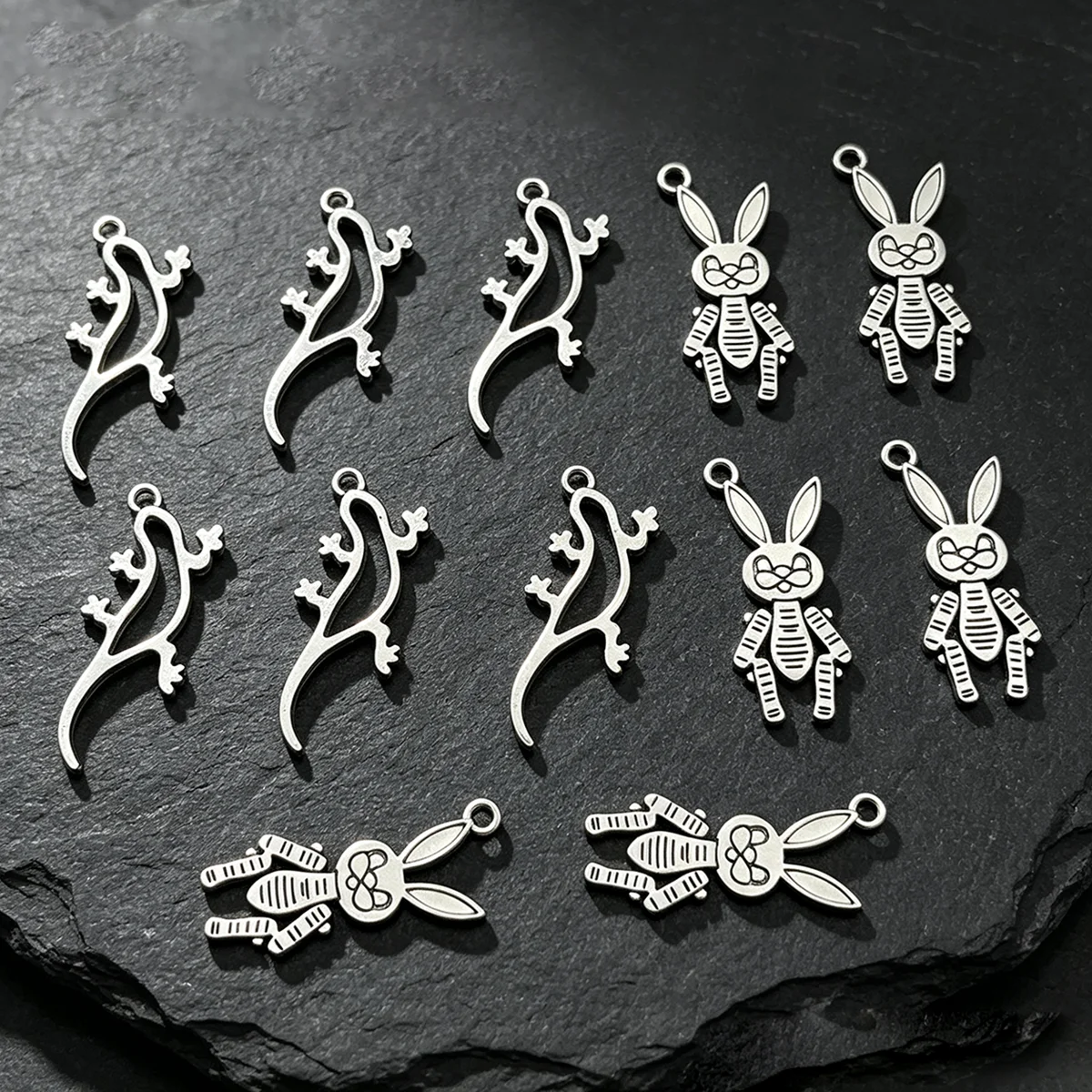 12-Piece Set of Animal DIY Handmade Accessories, Hollow-Out Geckos, Rabbits, Various Shapes, Suitable for DIY Bracelets, Necklaces, Earrings, Pendants, and Handmade Beaded Decoration Accessories