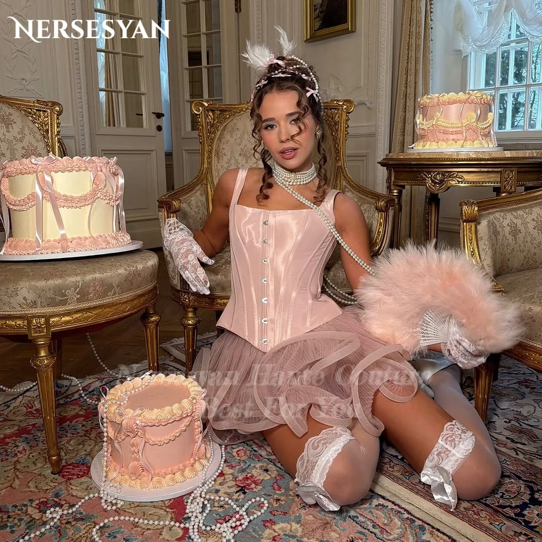 Nersesyan Bohemia Pink Abiti da ballo Colletto quadrato Increspature Corsetto a strati Mini abito Abiti da festa di compleanno per ritorno a casa Personalizzati