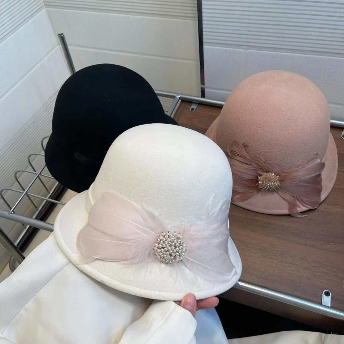 高品質で上品なフェザーとクリスタルビーズをあしらった純毛のフィッシャーマンキャップ、レトロで丈夫なファッショナブルなレディースベレー帽