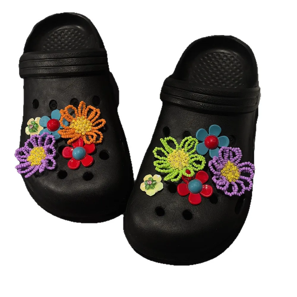 

Новые дизайнерские украшения для обуви в стиле дофаминовых бусин, цветочные шармы для Crocs, оригинальный набор украшений для обуви, декор для женских балеток, аксессуары для обуви своими руками.