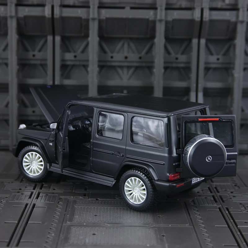 Modellino auto in lega Maisto 1:25 Mercedes Benz G500, le porte possono essere aperte, dettagli ricchi, lavorazione pregiata e buona qualità.