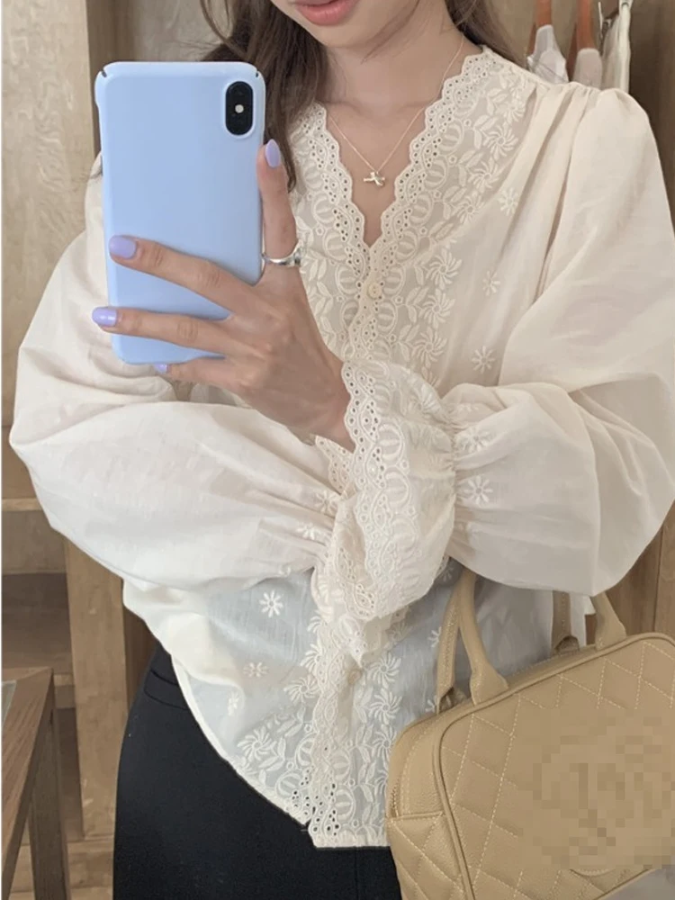 قميص نسائي أنيق بأكمام جرس مطرزة وياقة على شكل V، تصميم فضفاض بأسلوب كوري عصري للربيع #1