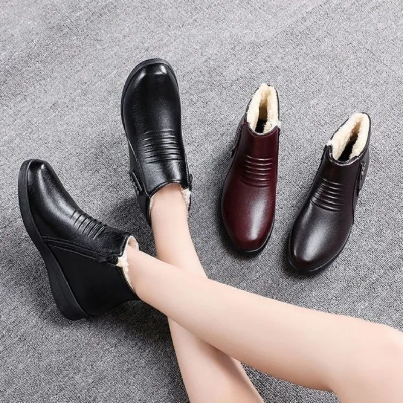 2026 New Winter Middle-aged Flat Shoes for Woman Fashion Comfortable Plush Warm Cotton Shoes Soft Bottom Non-slip Women Boots