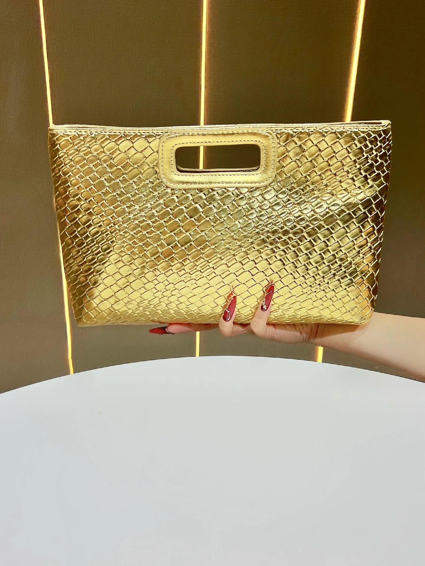 

Women's fashionable light luxury style handbag, shoulder bag, crossbody bag, and evening bag.