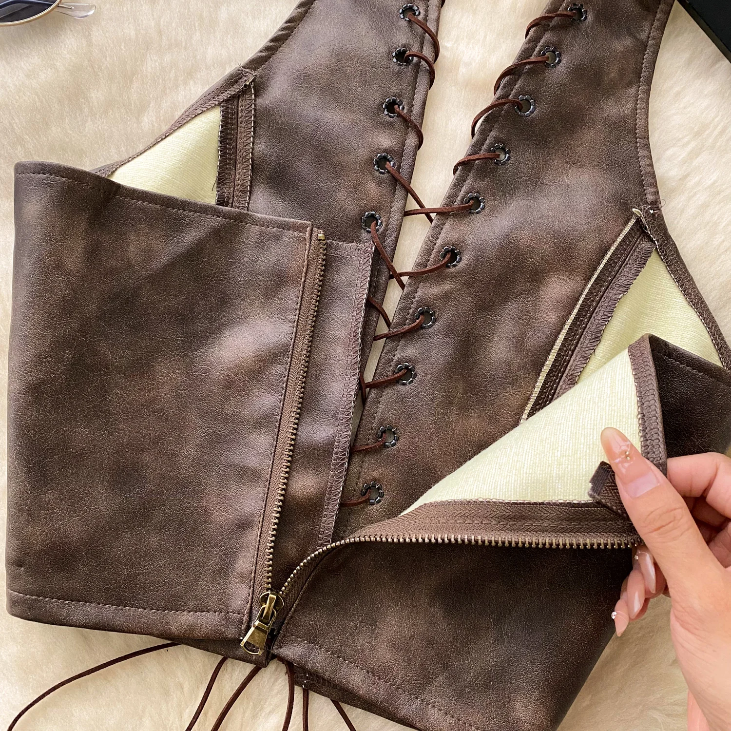 جديد مثير المحاصيل الأعلى داخل المرأة الأسود بولي Leather الجلود حبل حزام الجوف خارج الشرير نمط تانك القمم سترة موضة عارية الذراعين نادي ملابس الحفلات